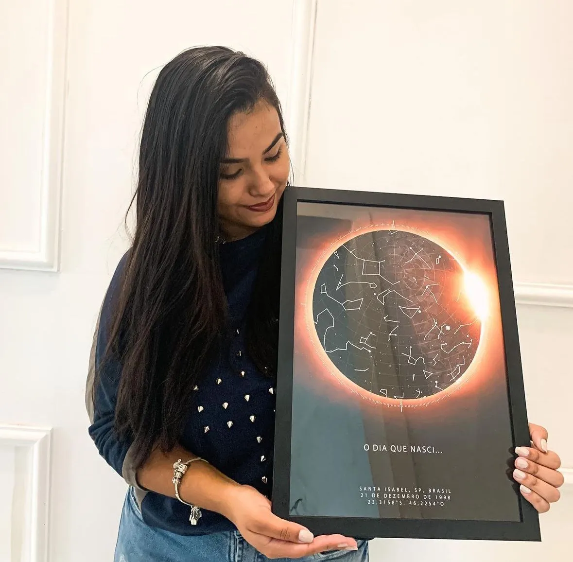 Menina segurando mapa estelar do dia do seu nascimento, lembrança personalizada