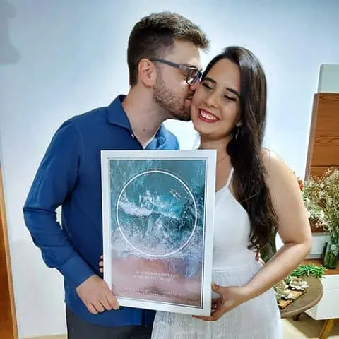 Casal com mapa estelar temático de praia do início do namoro, presente de noivado