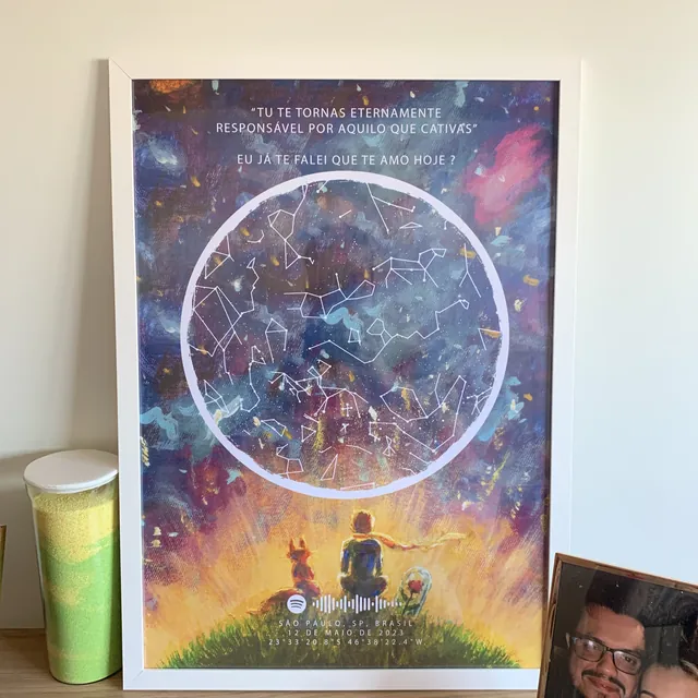 Quadro com a arte do Pequeno Príncipe e o céu de um casal, na casa de um cliente
