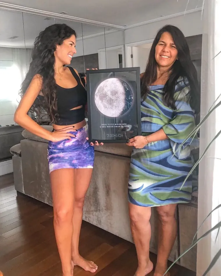 Mãe e filha com o quadro de presente