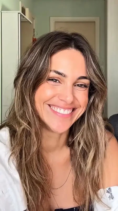 Mulher sorrindo ao dar a dica de presente